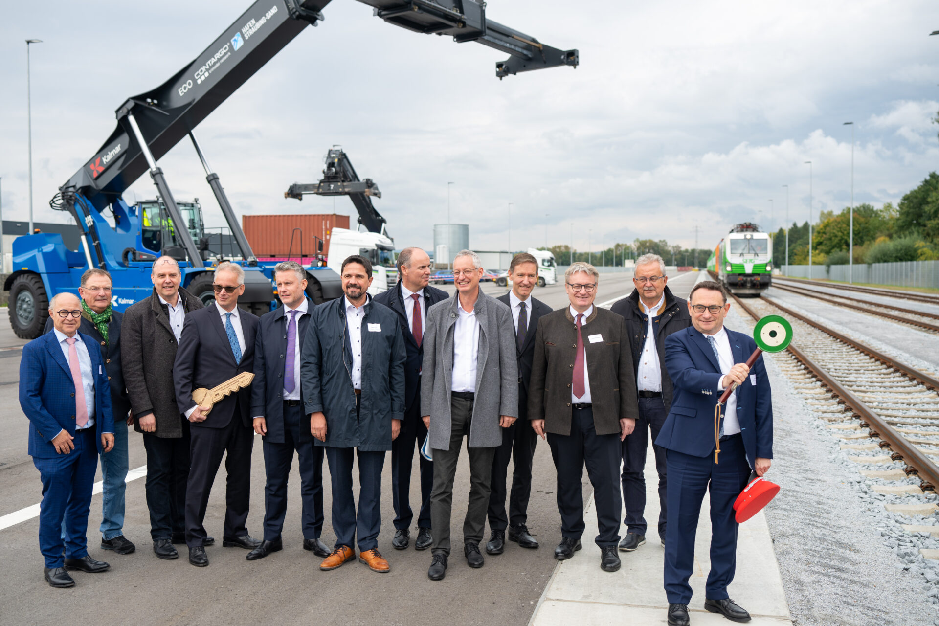Parlamentarischer Staatssekretär Ulrich Lange eröffnet Terminal für den Kombinierten Verkehr im Hafen Straubing-Sand